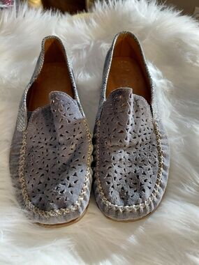 Gabor Perforated Suede Mokassins in Light Gray with Contrast Stitching